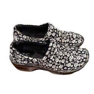 Skull Crossbones Skeleton Women’s size 8 Clogs BOC BORN Black Slip On Halloween